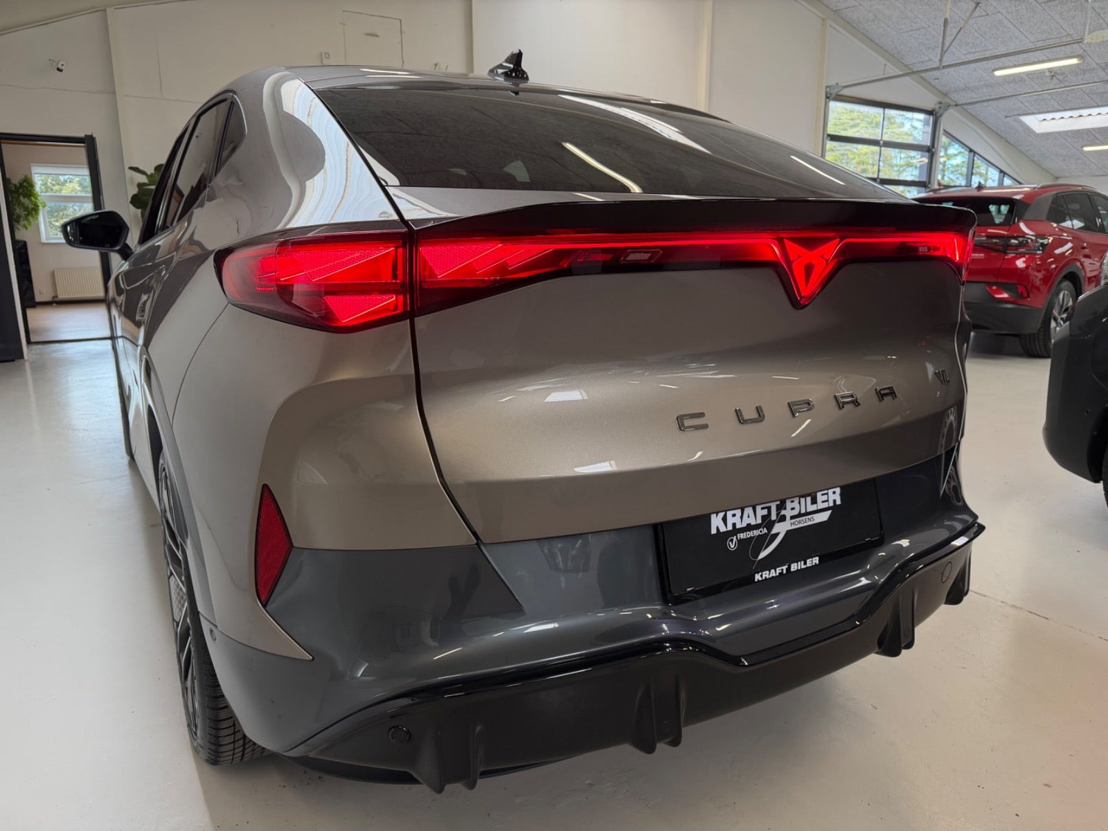 Orange Cupra Tavascan fra 2025
