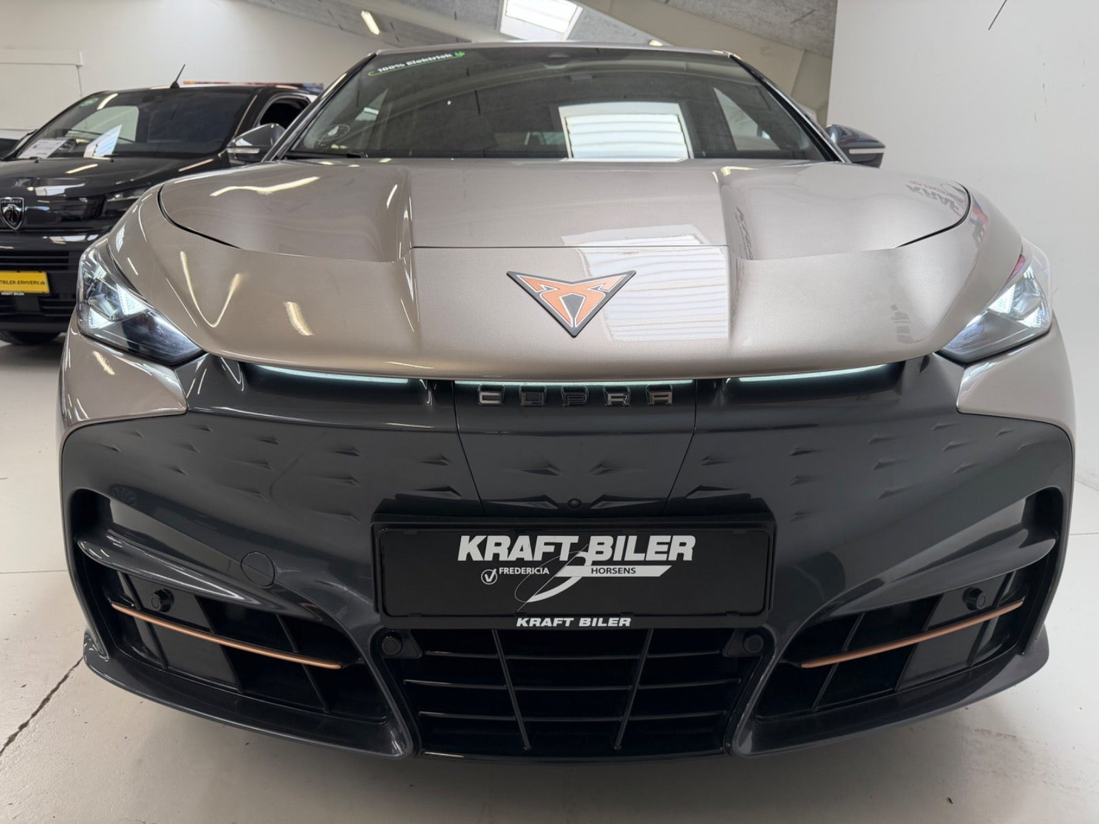Orange Cupra Tavascan fra 2025
