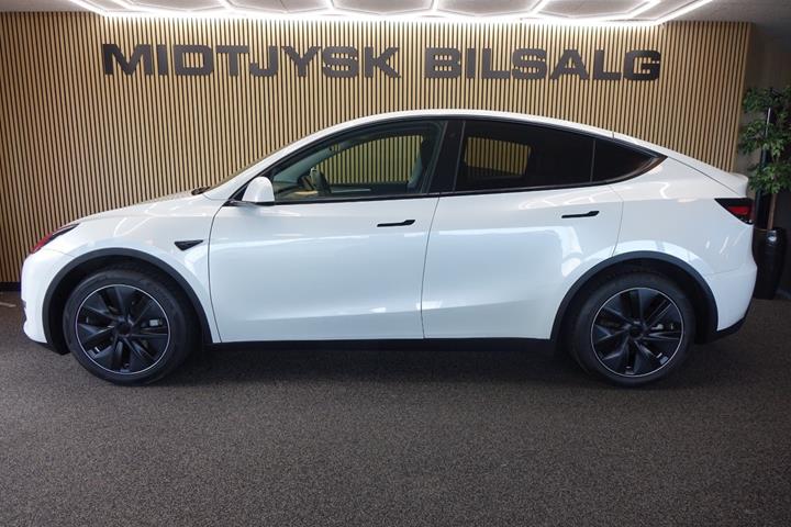 Hvid Tesla Model Y fra 2023