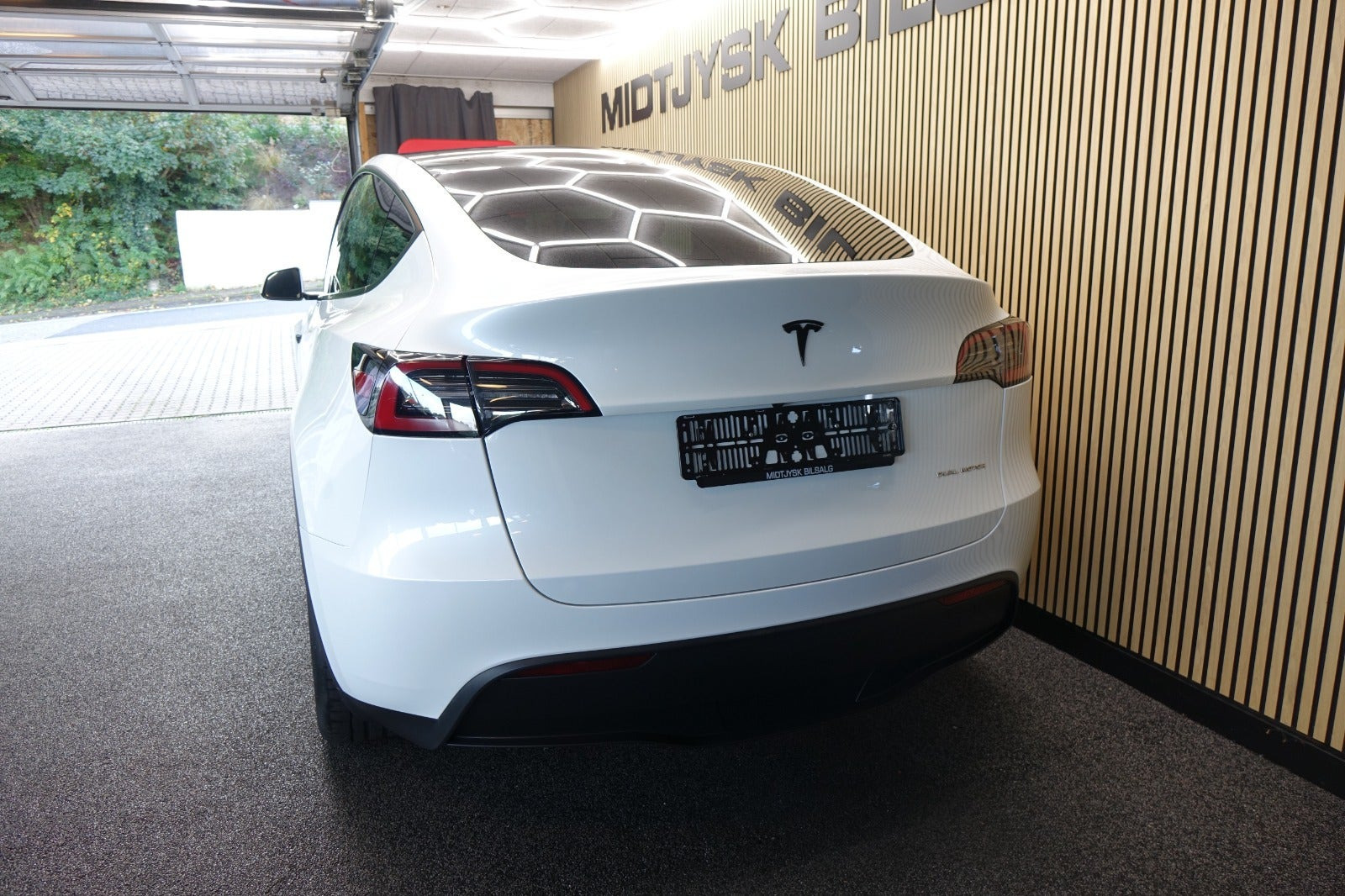 Hvid Tesla Model Y fra 2023