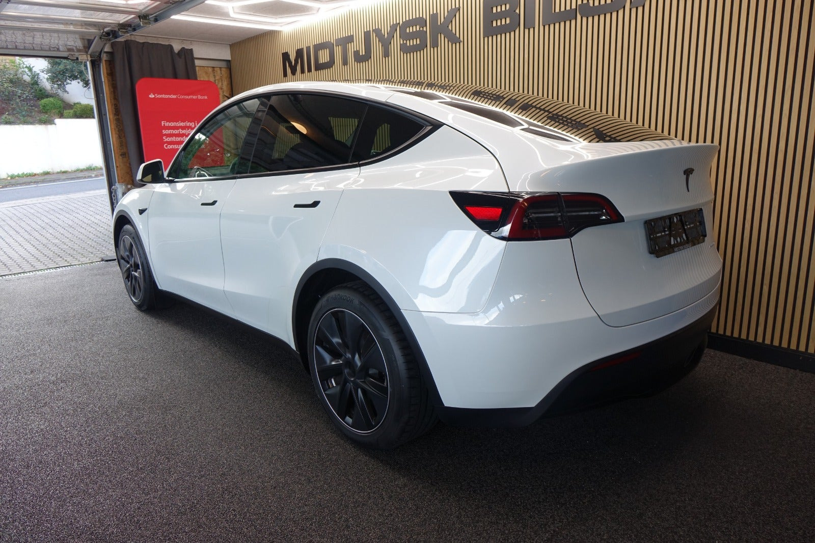 Hvid Tesla Model Y fra 2023