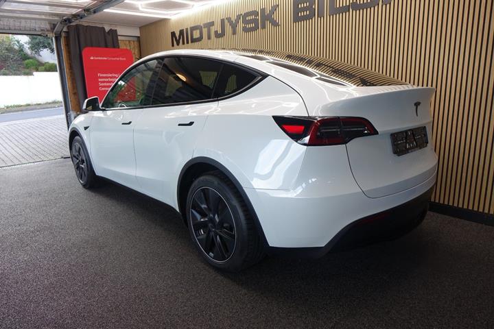 Hvid Tesla Model Y fra 2023