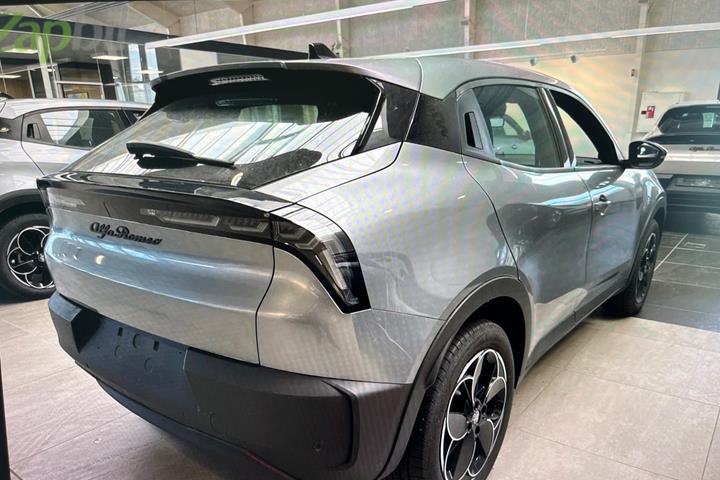 Sølv Alfa Romeo Junior fra 2025