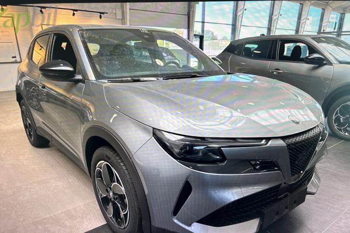 Sølv Alfa Romeo Junior fra 2025