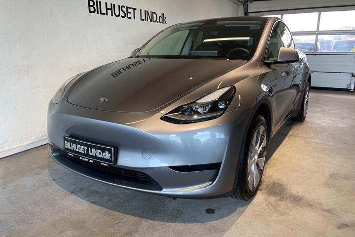 Sølv Tesla Model Y fra 2024