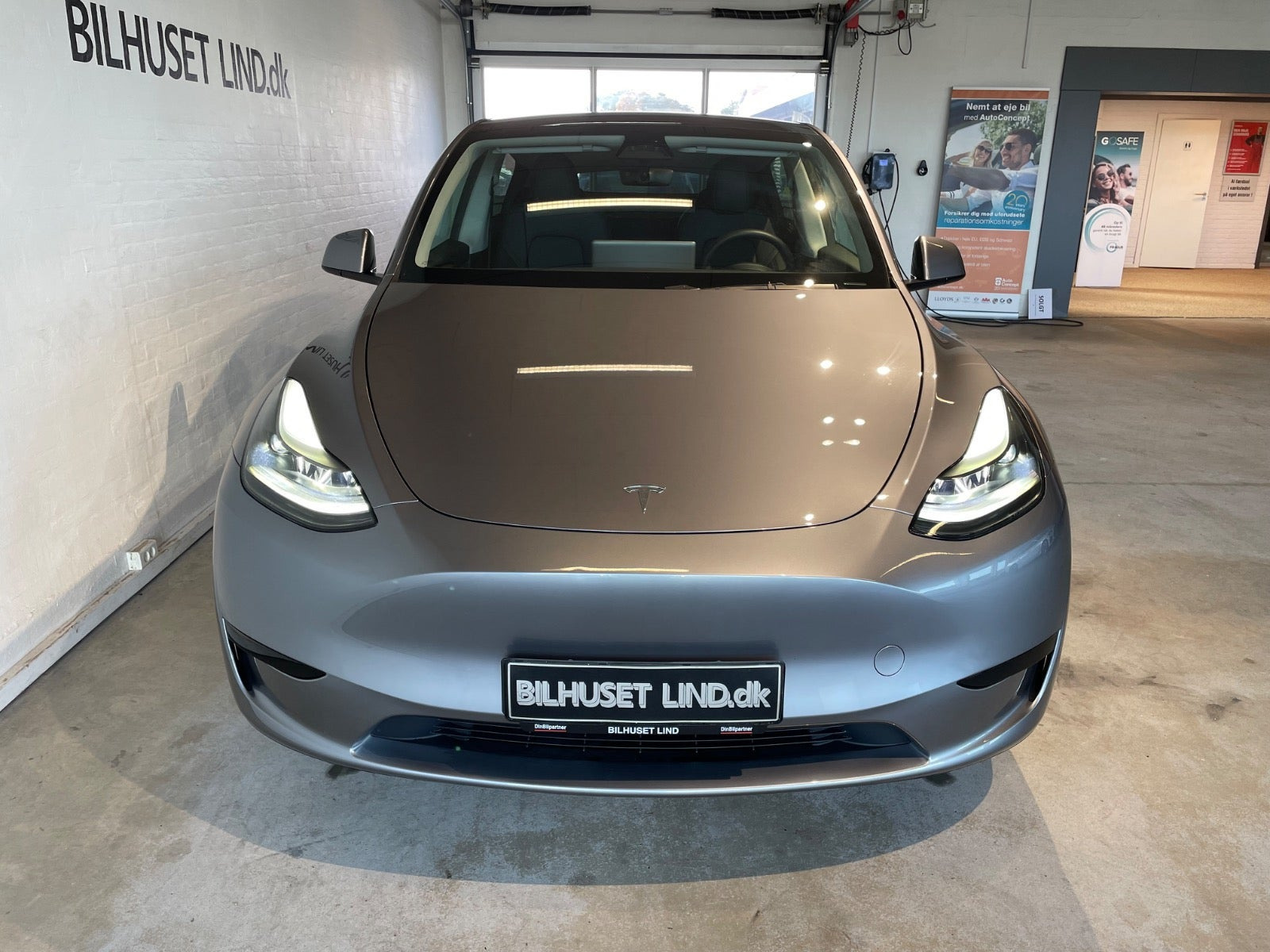 Sølv Tesla Model Y fra 2024
