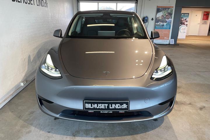 Sølv Tesla Model Y fra 2024
