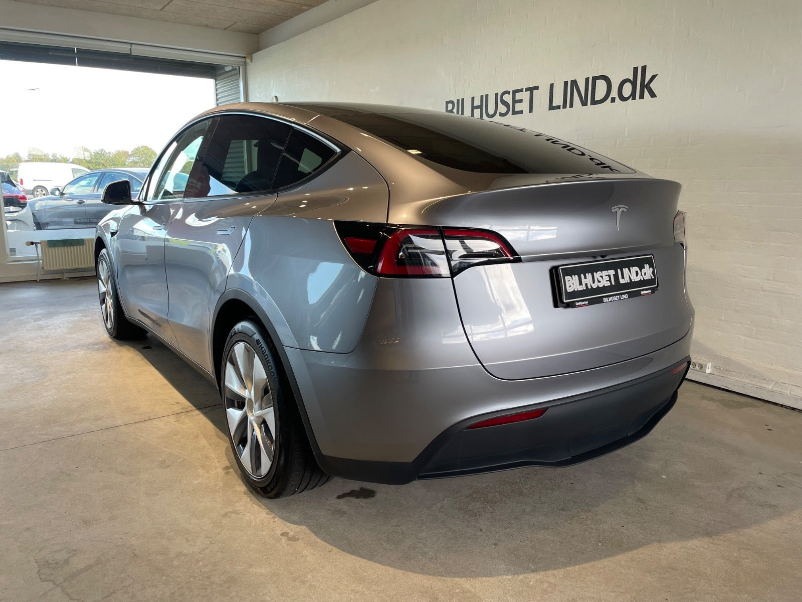 Sølv Tesla Model Y fra 2024