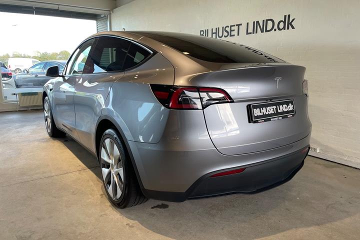 Sølv Tesla Model Y fra 2024