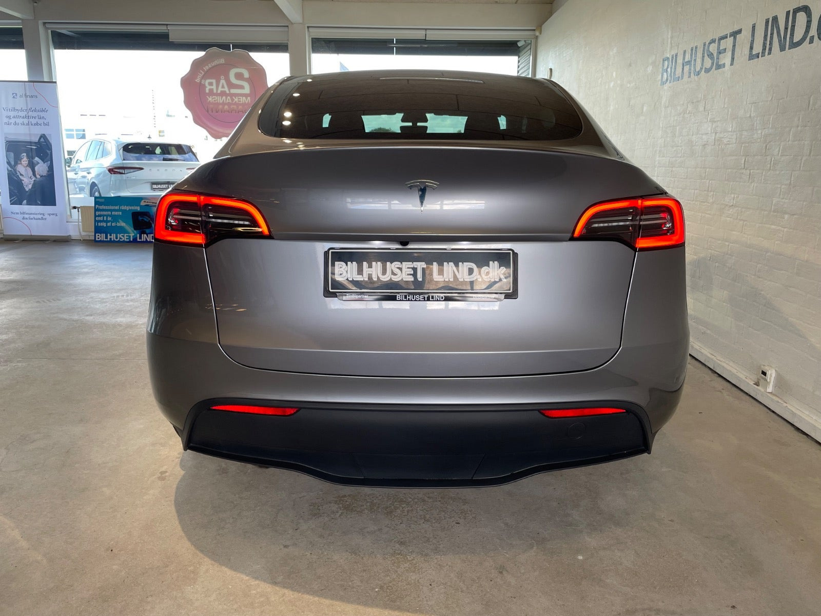 Sølv Tesla Model Y fra 2024