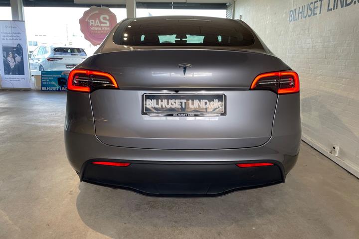 Sølv Tesla Model Y fra 2024