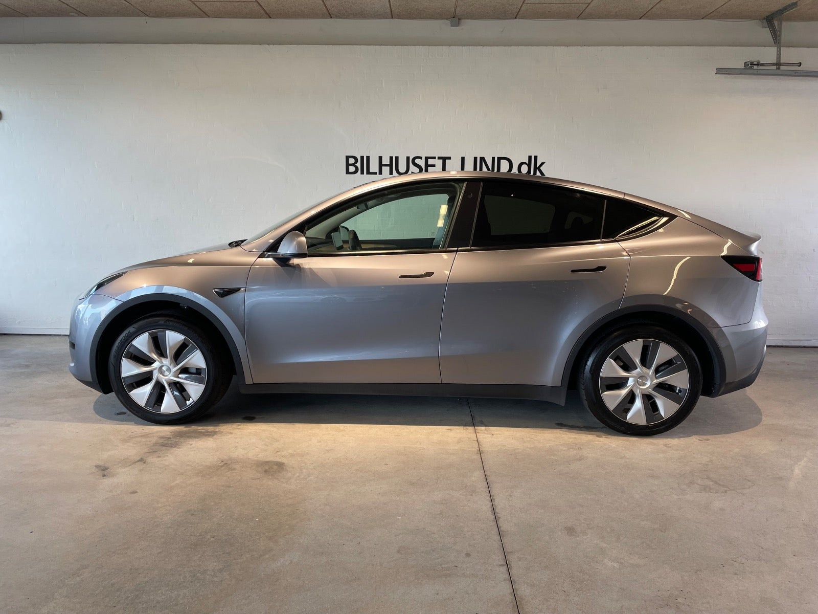 Sølv Tesla Model Y fra 2024