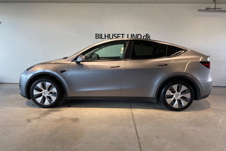 Sølv Tesla Model Y fra 2024