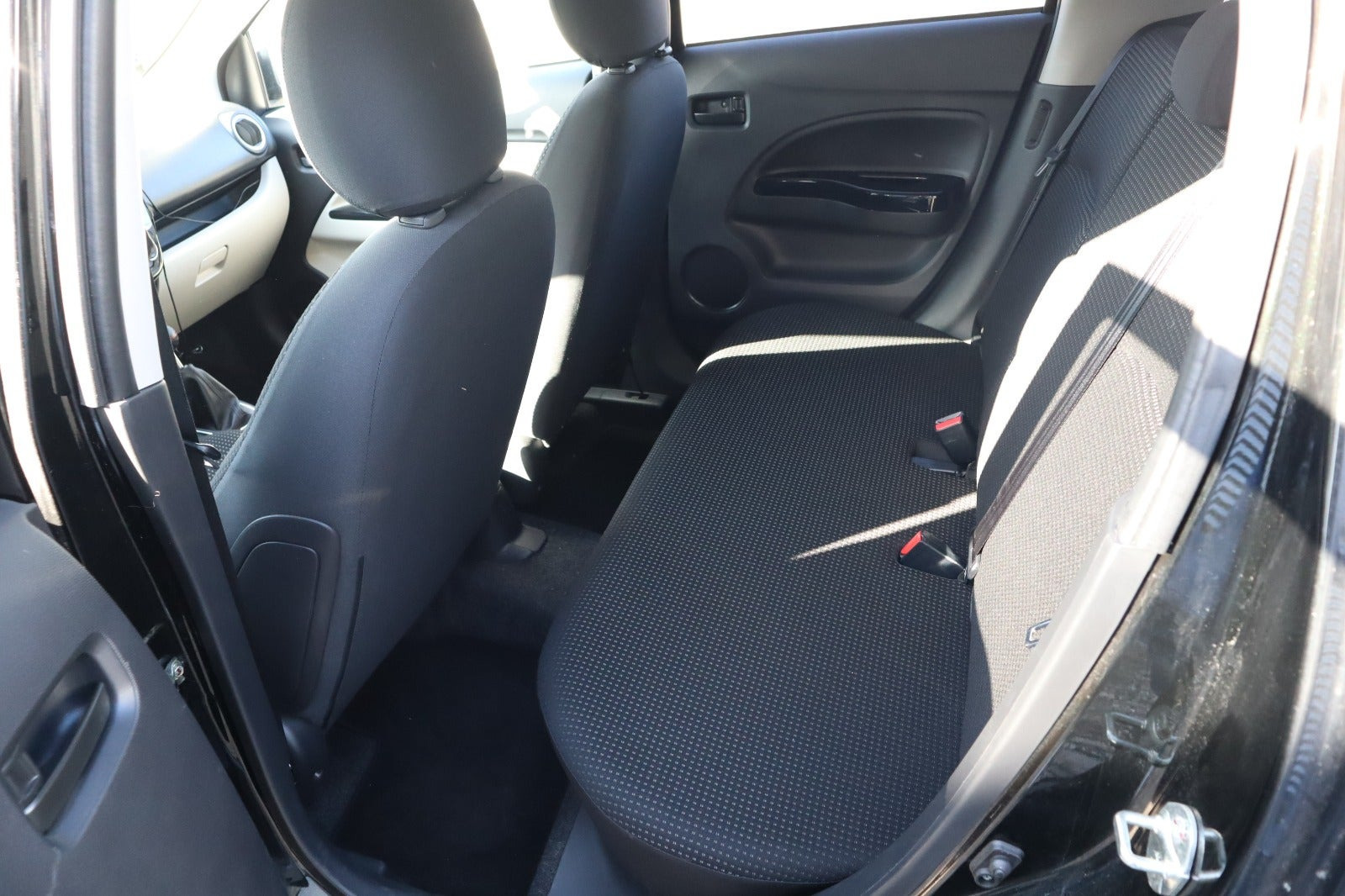 Sort Mitsubishi Space Star fra 2015