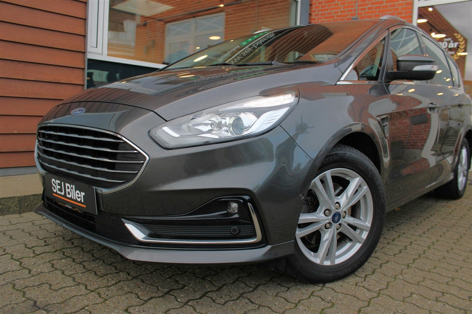 Grå Ford S-MAX fra 2021