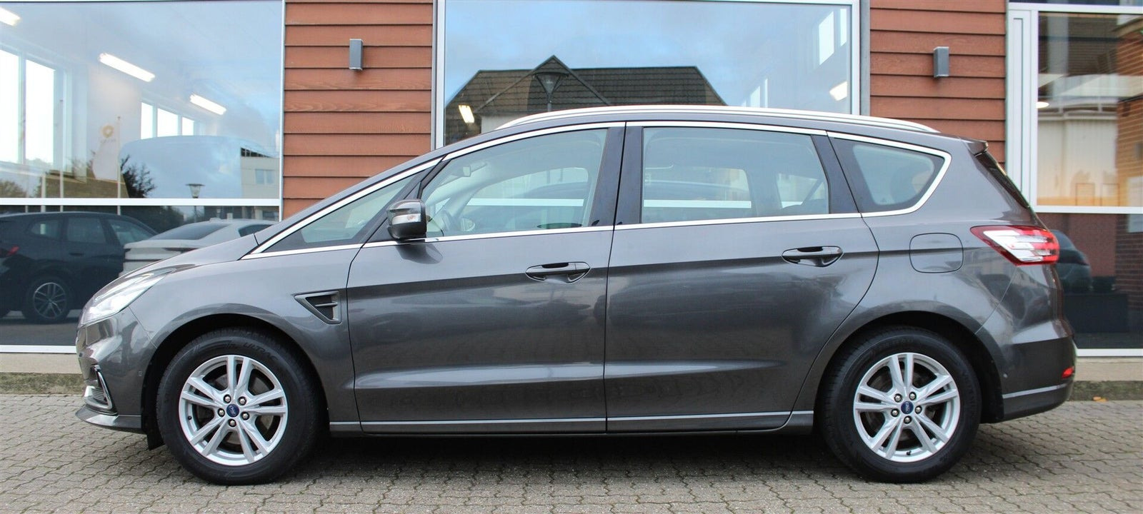 Grå Ford S-MAX fra 2021
