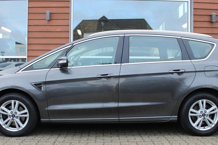 Grå Ford S-MAX fra 2021
