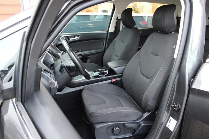 Grå Ford S-MAX fra 2021