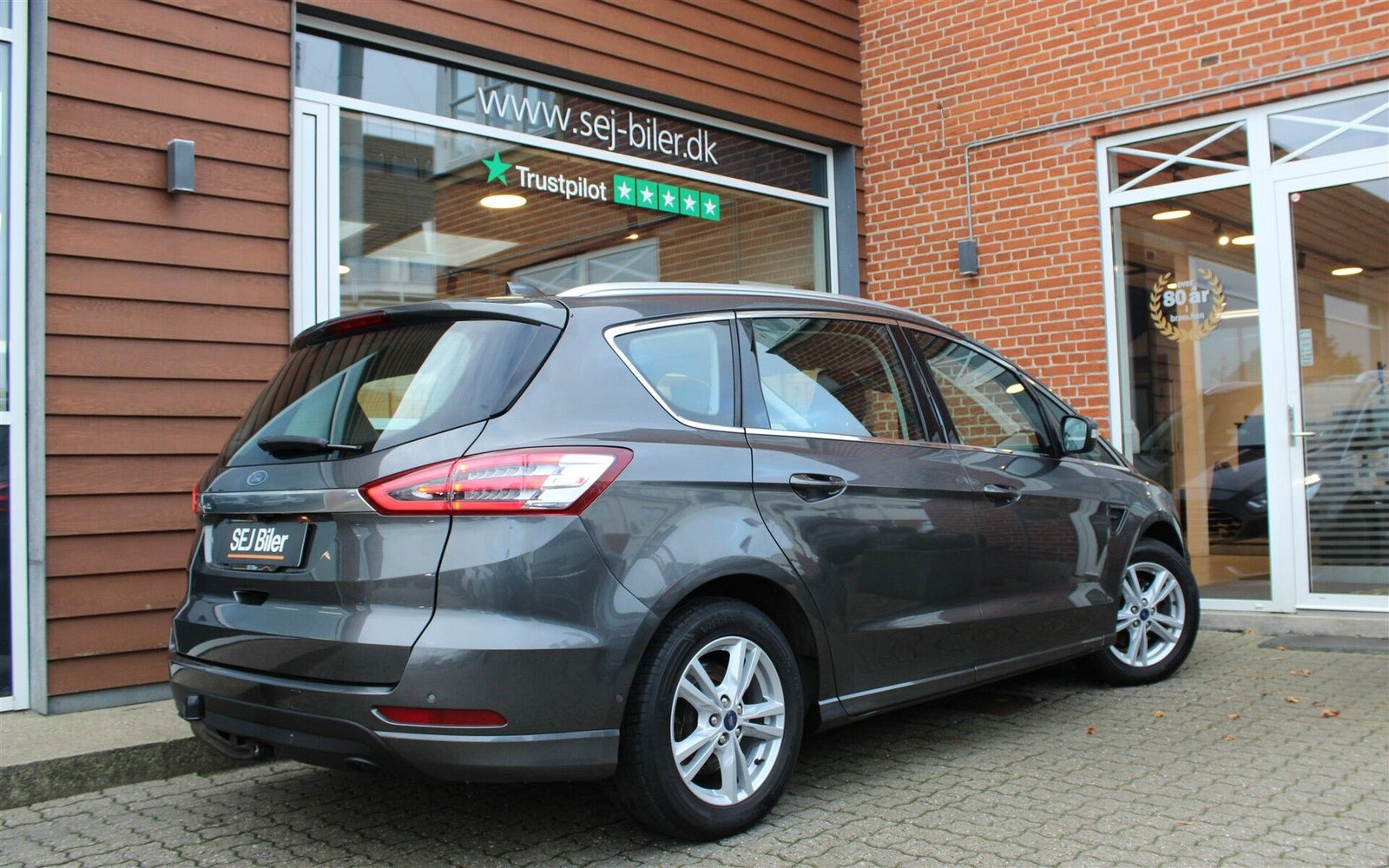 Grå Ford S-MAX fra 2021