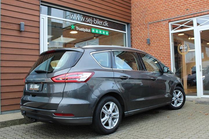Grå Ford S-MAX fra 2021