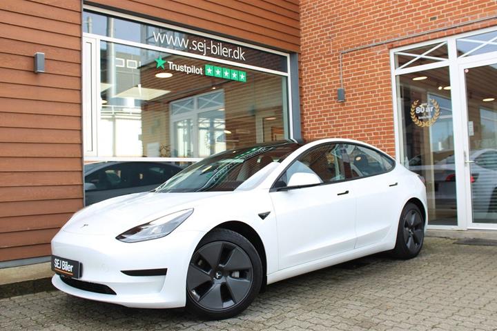 Hvid Tesla Model 3 fra 2021