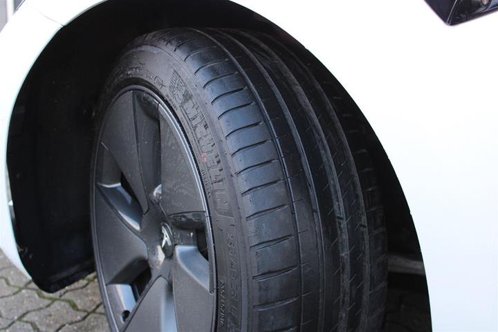 Hvid Tesla Model 3 fra 2021