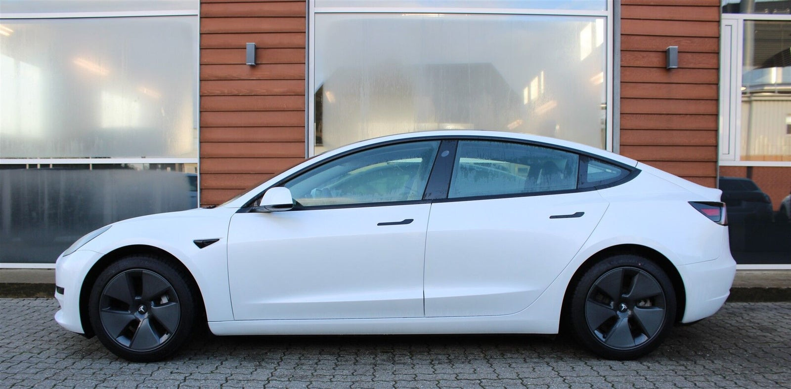 Hvid Tesla Model 3 fra 2021