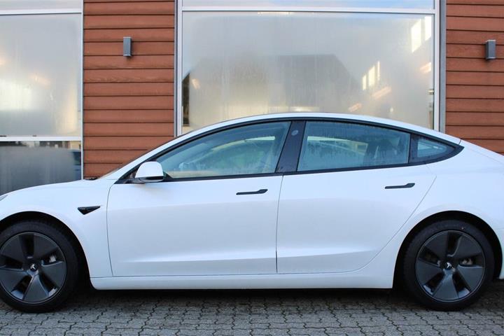 Hvid Tesla Model 3 fra 2021