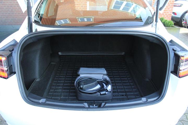 Hvid Tesla Model 3 fra 2021