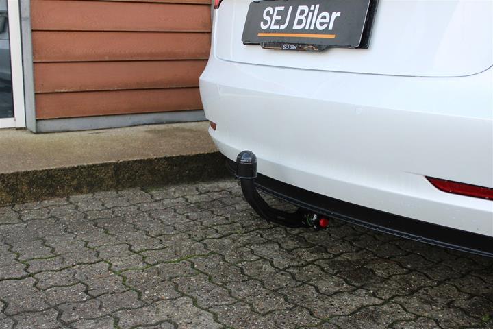 Hvid Tesla Model 3 fra 2021