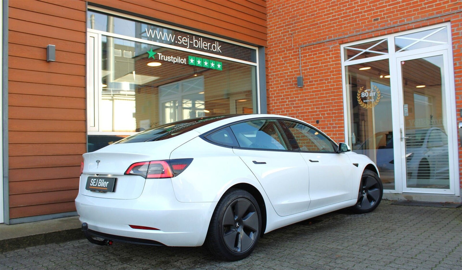 Hvid Tesla Model 3 fra 2021