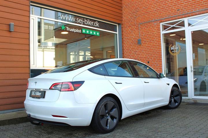 Hvid Tesla Model 3 fra 2021