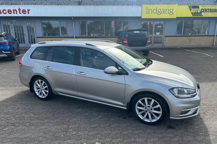 Grå VW Golf VII fra 2018