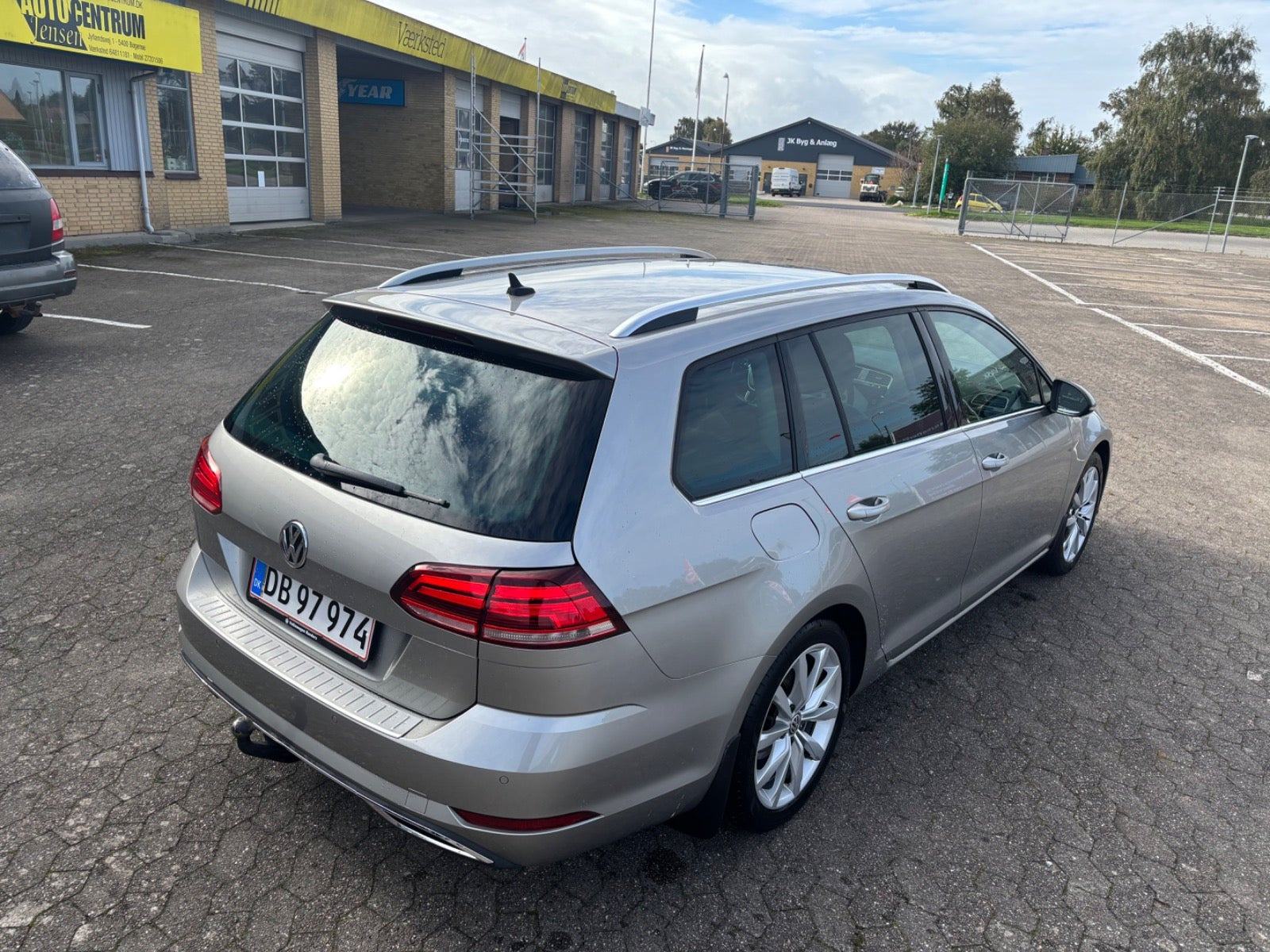 Grå VW Golf VII fra 2018