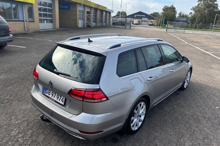 Grå VW Golf VII fra 2018
