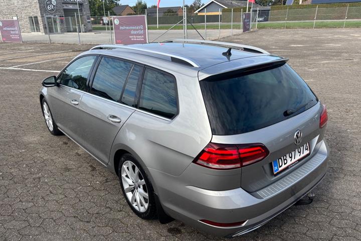 Grå VW Golf VII fra 2018