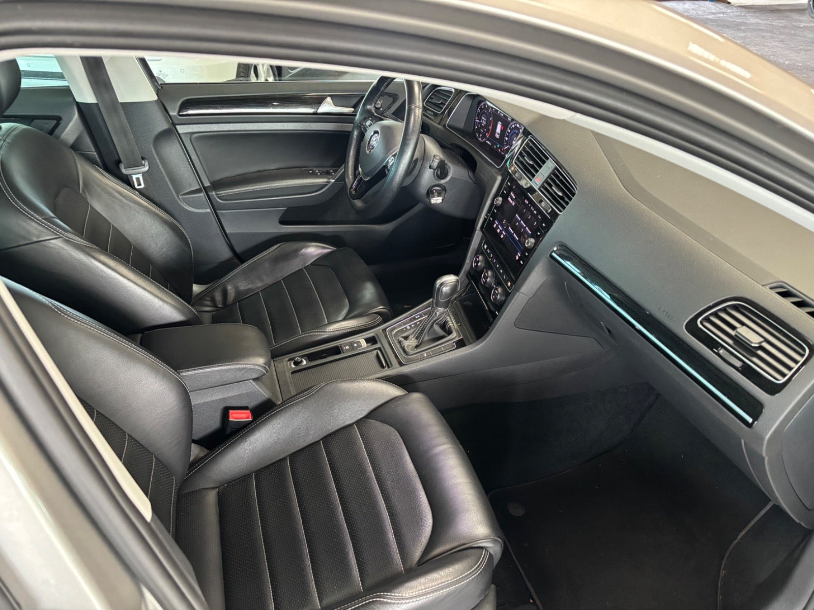 Grå VW Golf VII fra 2018