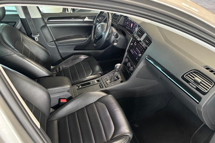 Grå VW Golf VII fra 2018