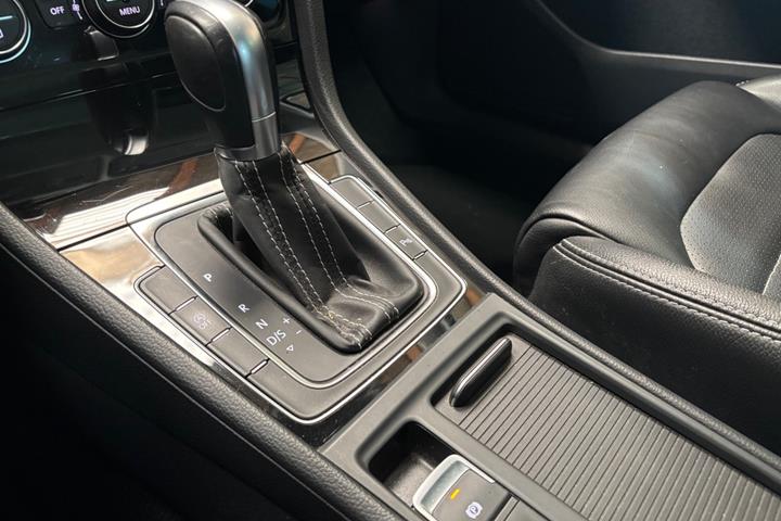 Grå VW Golf VII fra 2018