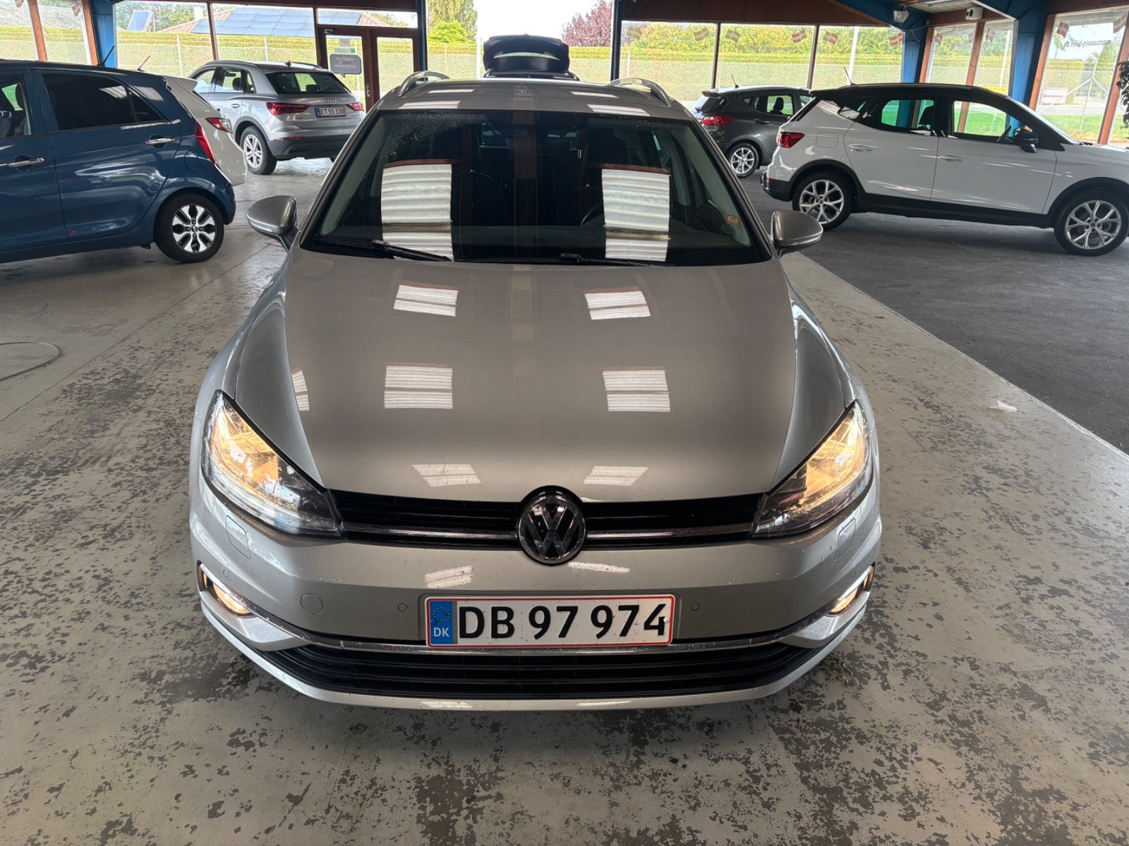 Grå VW Golf VII fra 2018
