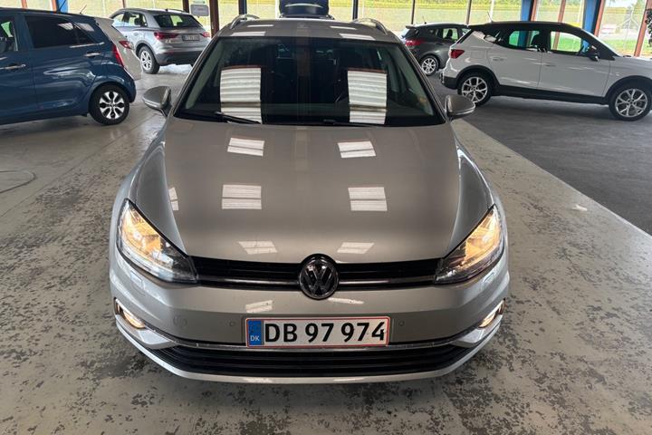 Grå VW Golf VII fra 2018