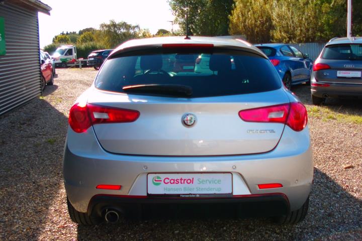 Sølv Alfa Romeo Giulietta fra 2019