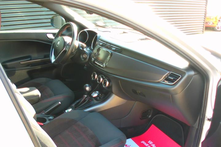 Sølv Alfa Romeo Giulietta fra 2019