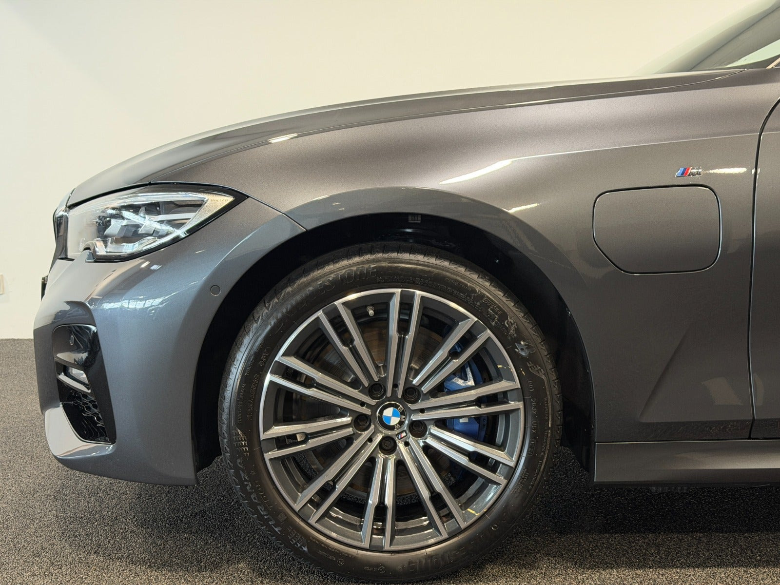 Grå BMW 330e fra 2021