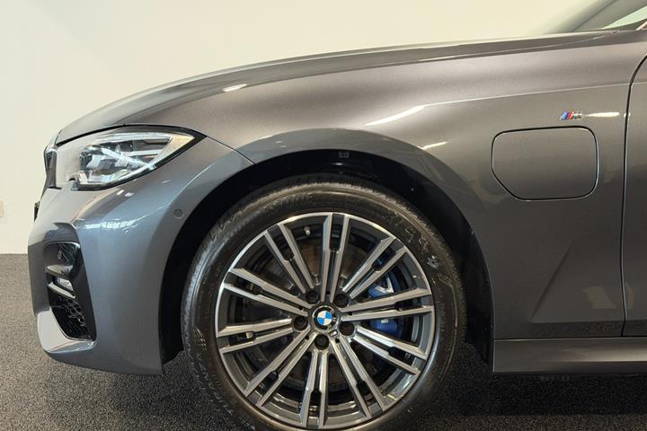 Grå BMW 330e fra 2021