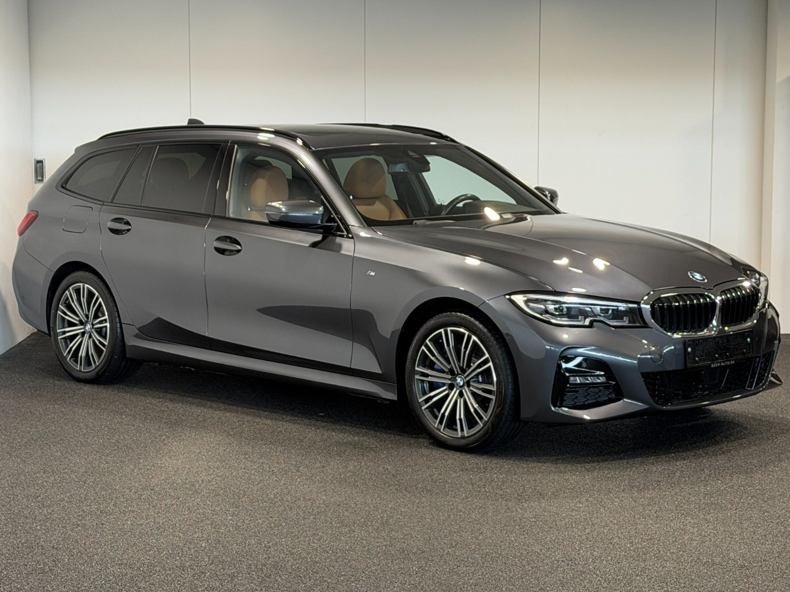 Grå BMW 330e fra 2021