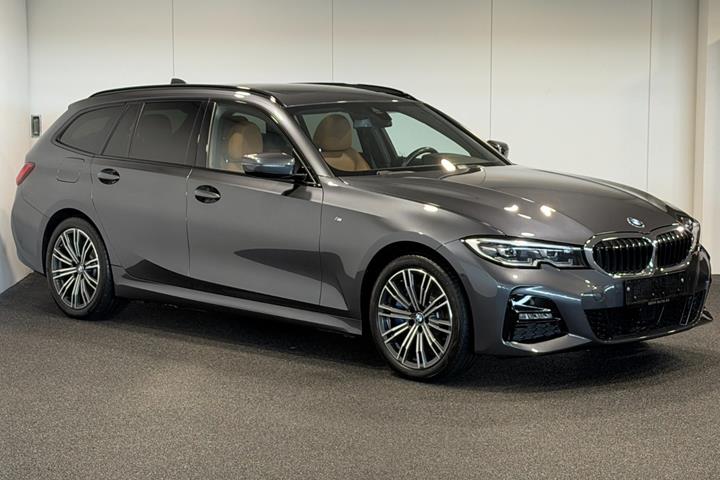 Grå BMW 330e fra 2021