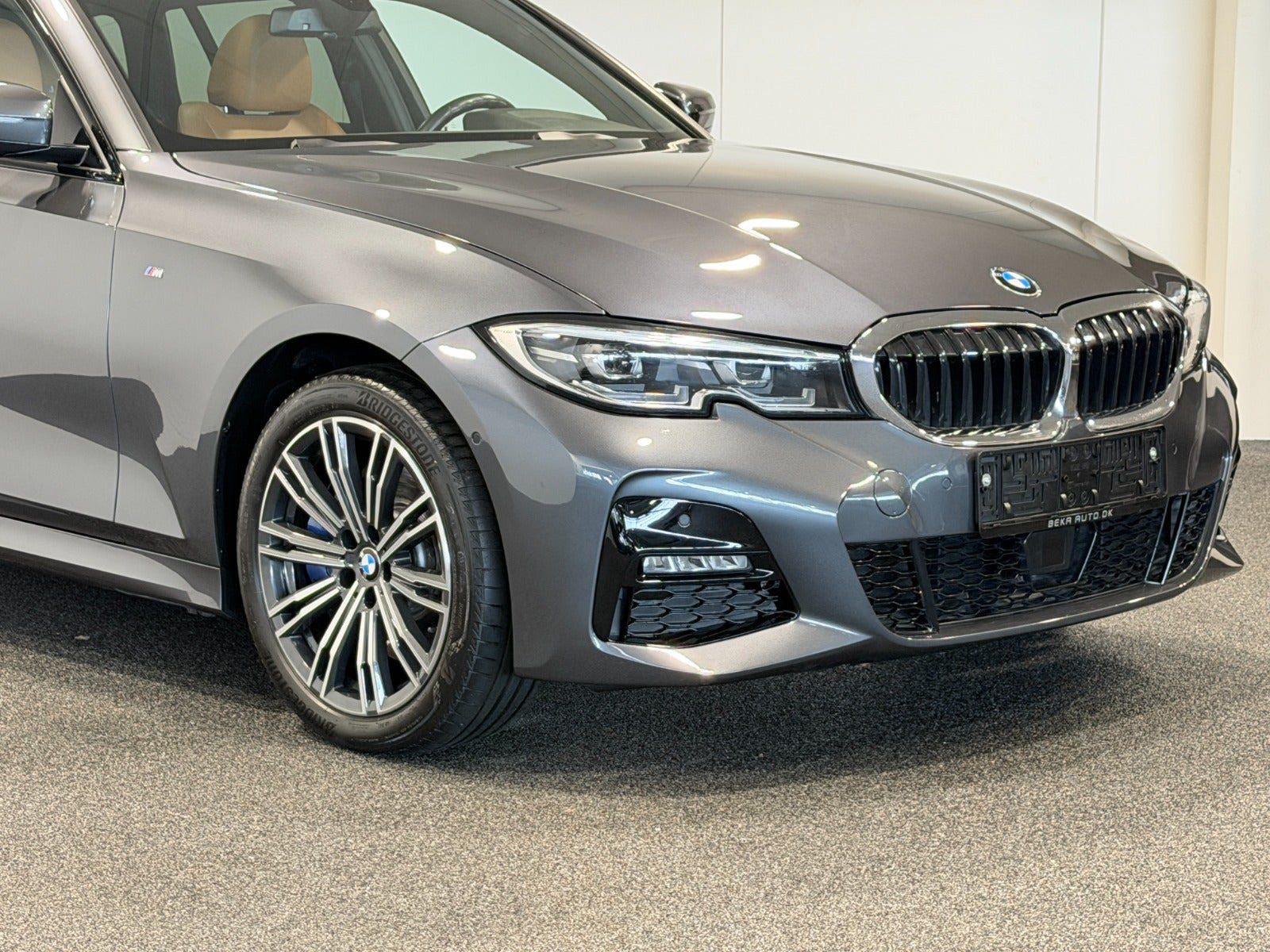 Grå BMW 330e fra 2021