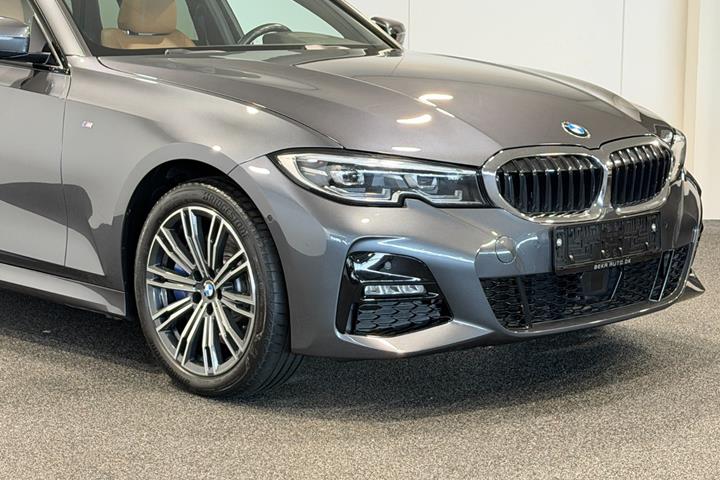 Grå BMW 330e fra 2021