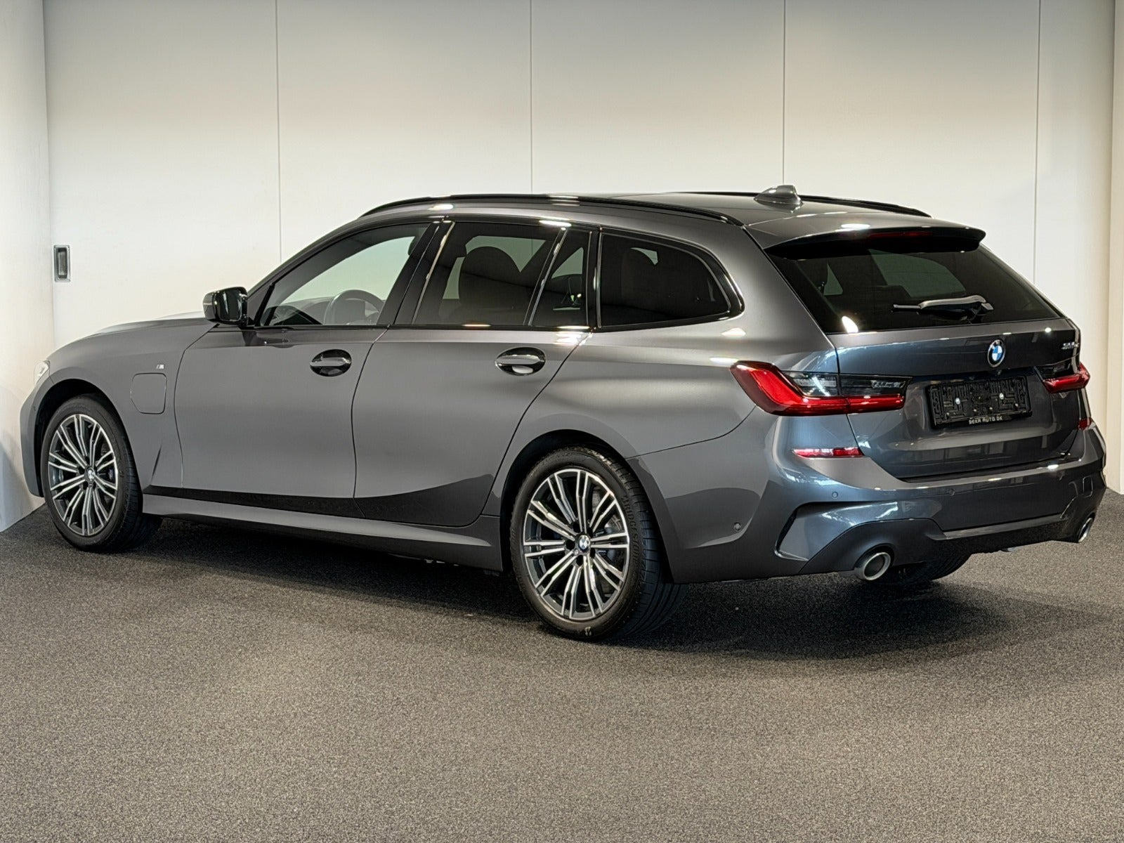 Grå BMW 330e fra 2021